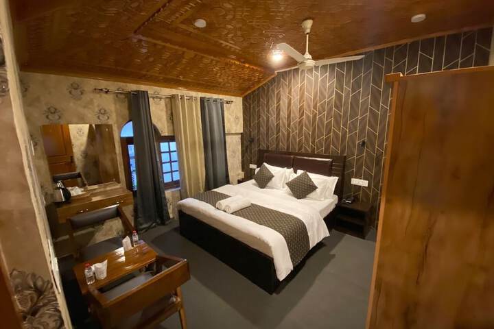 Room 9 of 27