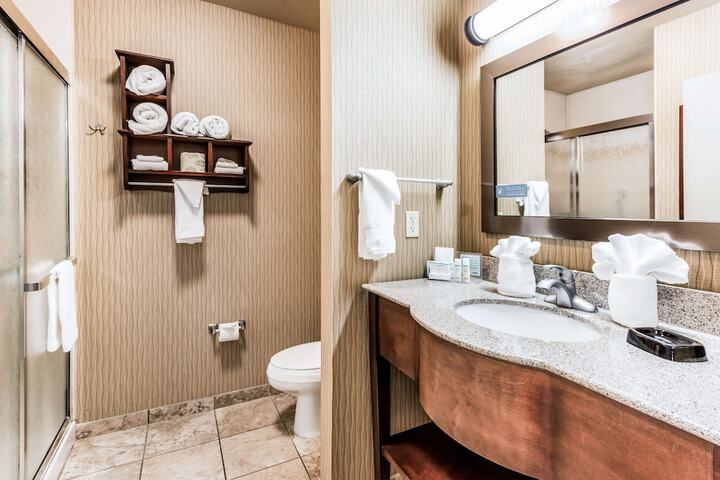 2 Queen Beds Tub Shower Combo (11 of 21)