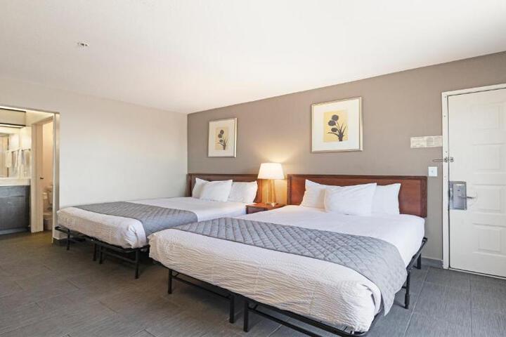 1 Queen Bed (16 of 16)
