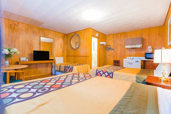 Family 2 Queen Beds Kitchenette (9 of 18)