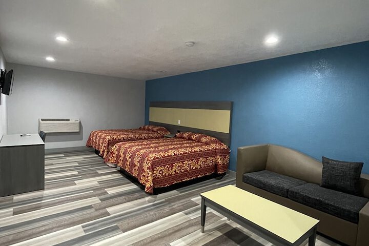1 Queen Bed (4 of 12)