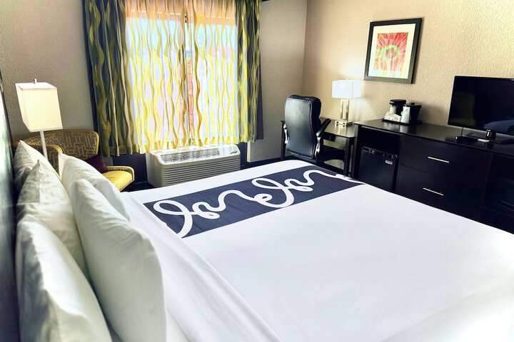 1 King Bed (10 of 21)