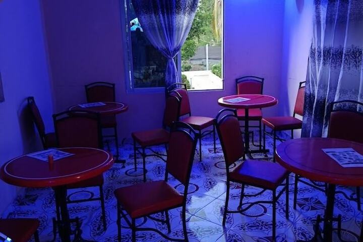 Dining 4 of 13