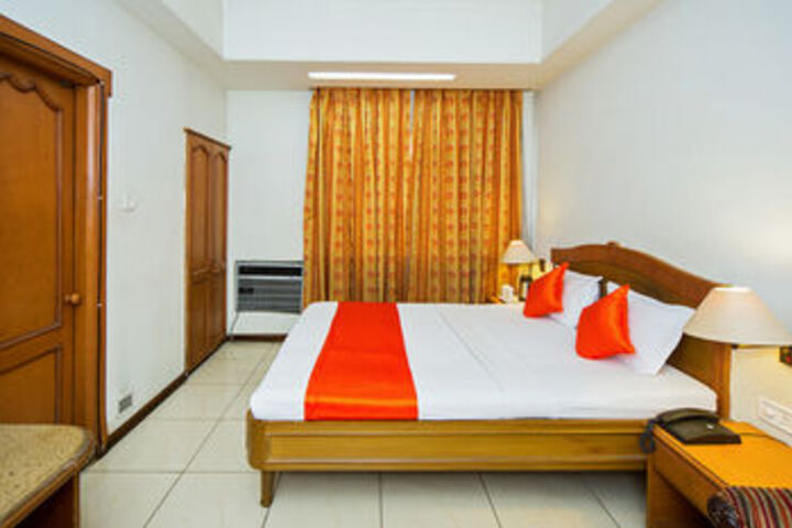 Room 4 of 16