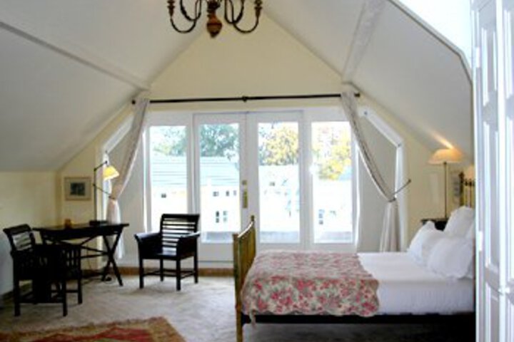 Room 6 of 10
