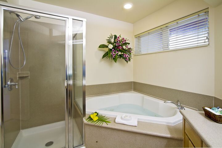 Deep soaking bathtub