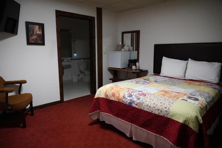 Economy Room 1 Queen Bed River View (2 of 3)