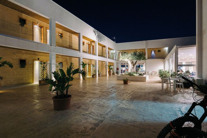 Hotel Exterior 77 of 89