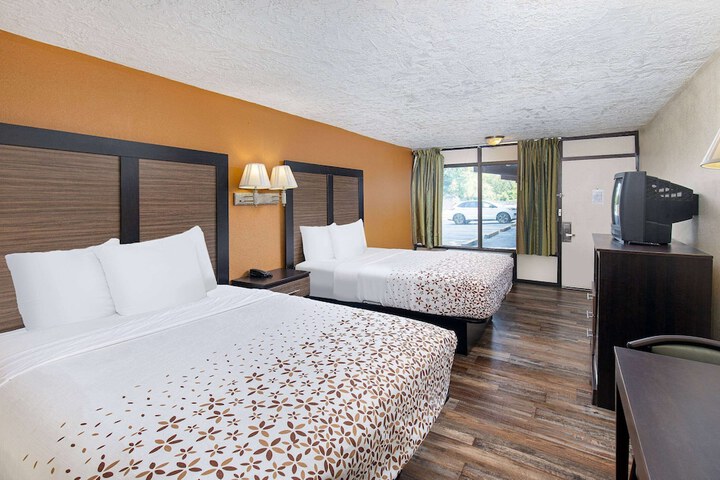 2 Queen Beds (10 of 10)