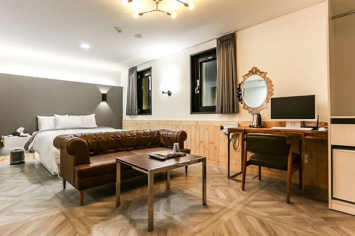 Room 100 of 165