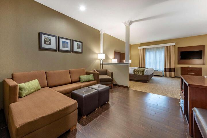 Lounge 46 of 71