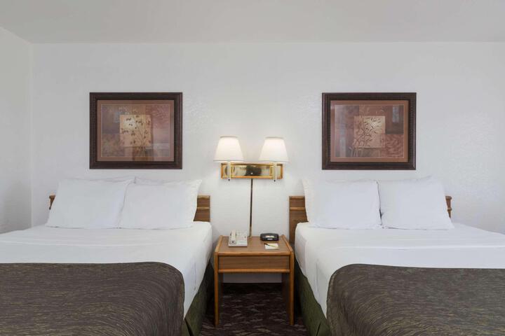 1 Queen Bed (16 of 49)