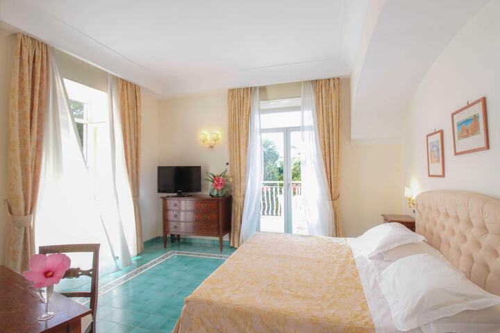 Room 4 of 32