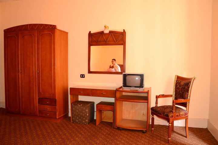 Room 4 of 5