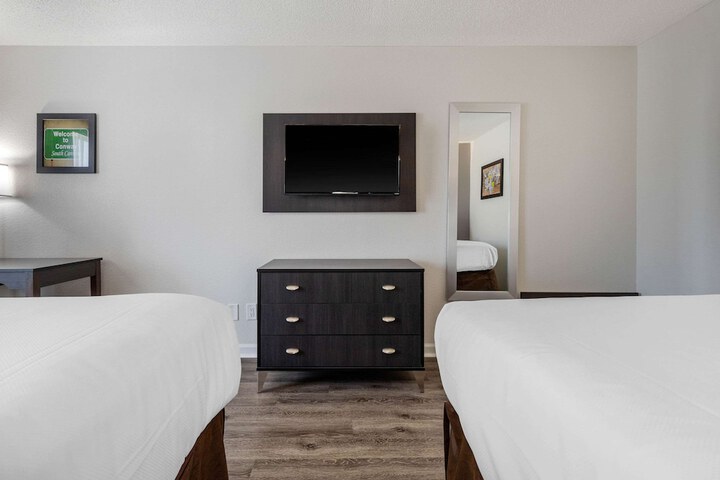 2 Queen Beds (6 of 7)