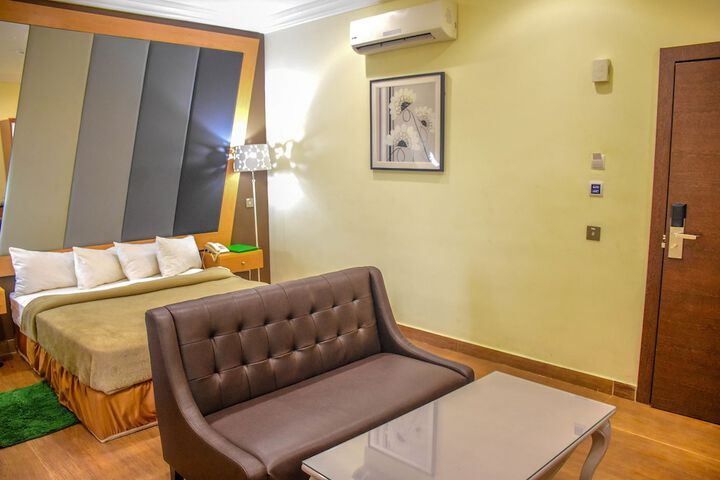 Room 6 of 32