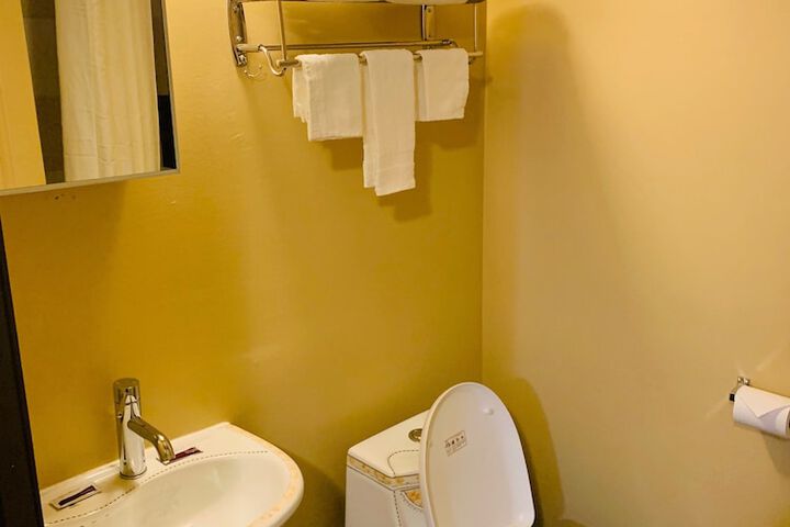 Room 8 of 16