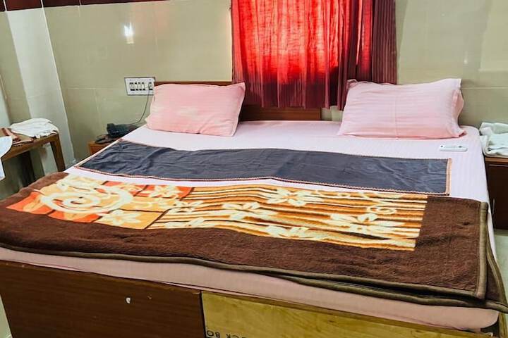 Room 5 of 9