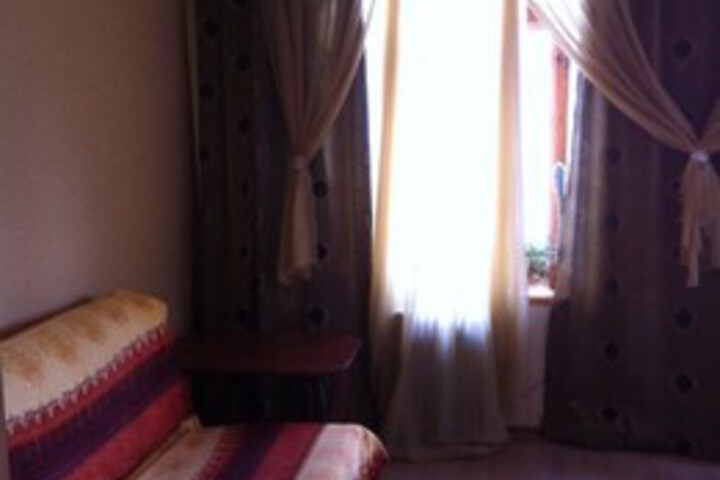 Room 4 of 8