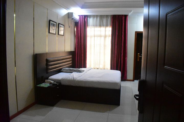 Room 2 of 38