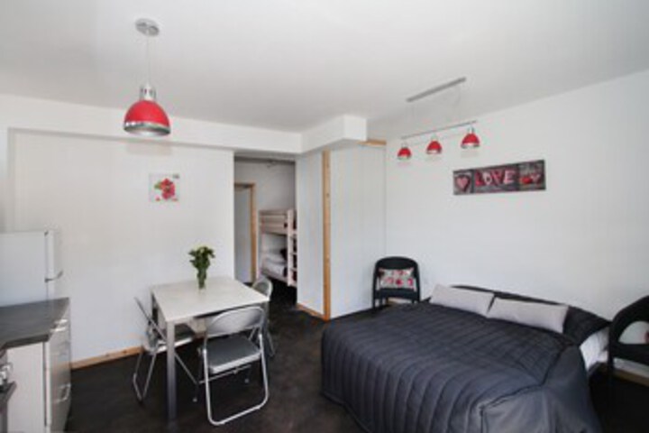 Room 4 of 9