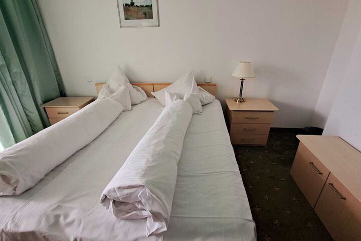 Room 10 of 28
