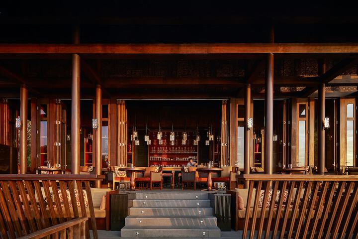 Lounge 113 of 148