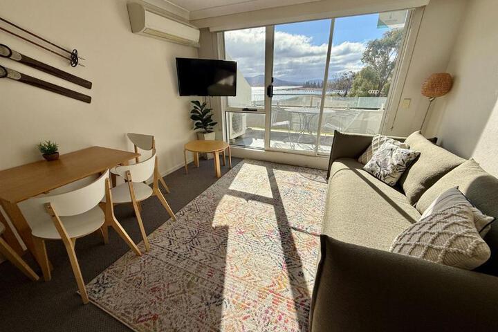 Horizons 216 - Deluxe Lake Front Studio l Pool l Tennis l Air-Con