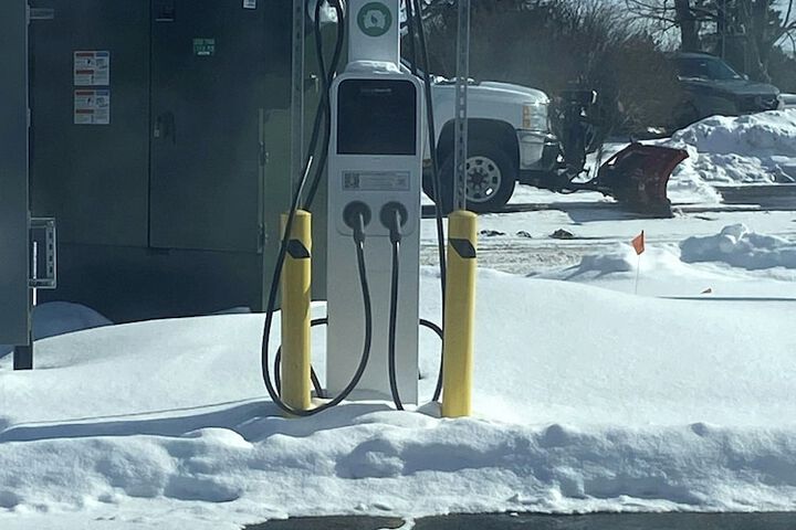 Electric vehicle charging station