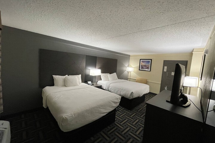2 Queen Beds (7 of 8)