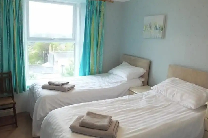 Room 4 of 11