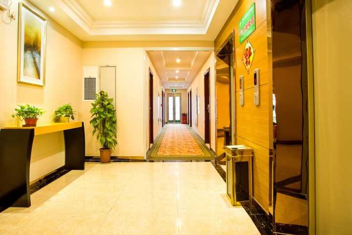 Ballroom/Hall 50 of 54