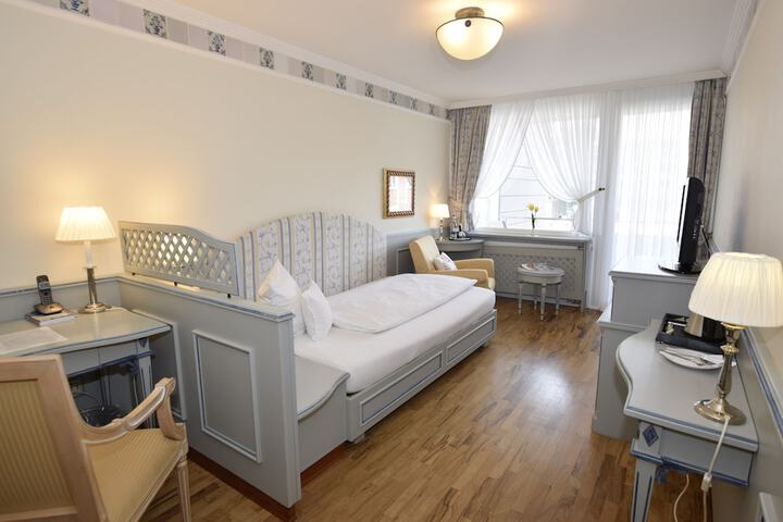 Room 3 of 73