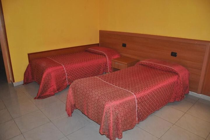 Room 8 of 9