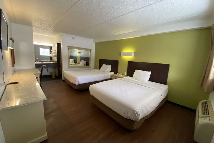 1 Queen Bed (2 of 9)