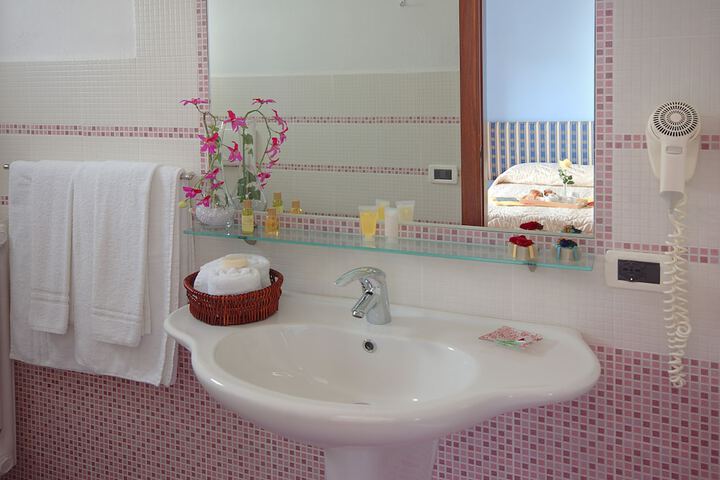 Room 14 of 33