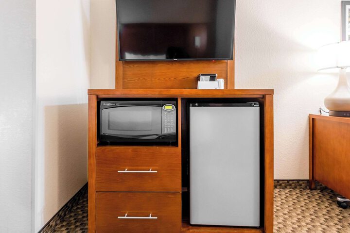 1 King Bed Accessible (6 of 8)