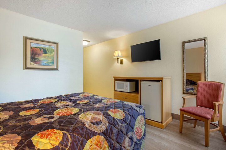1 Queen Bed (11 of 20)