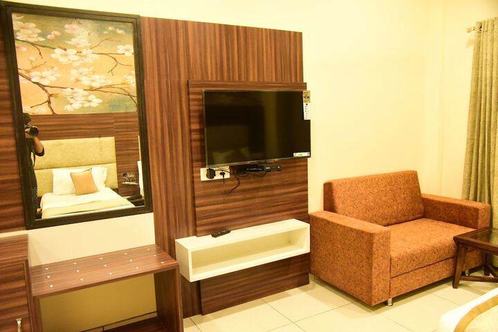 Room 14 of 128