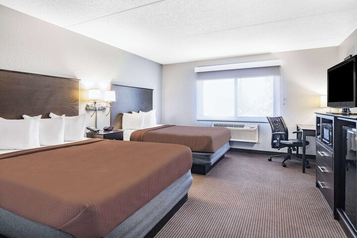 2 Queen Beds (2 of 9)