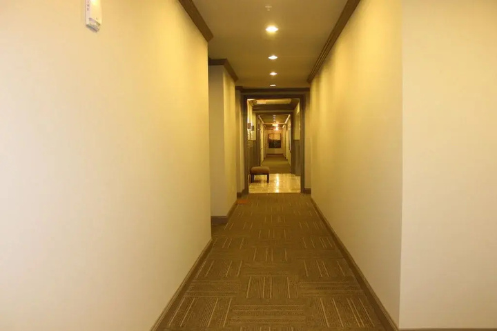 Room 13 of 30