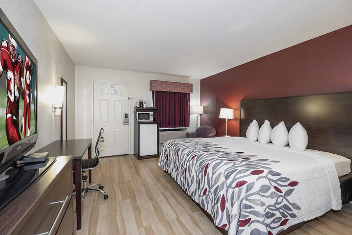 Deluxe King Bed Accessible (12 of 26)
