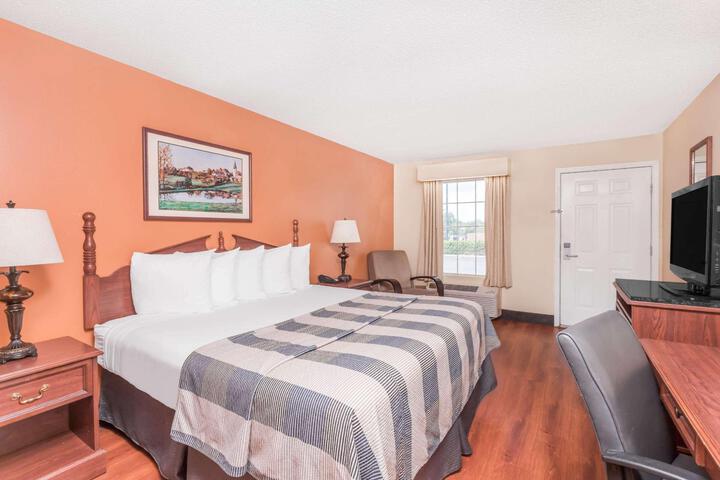 1 King Bed (5 of 8)