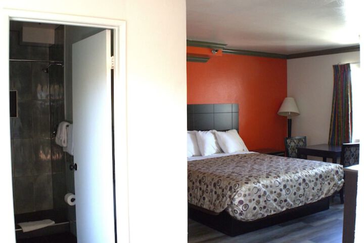 1 King Bed (8 of 17)