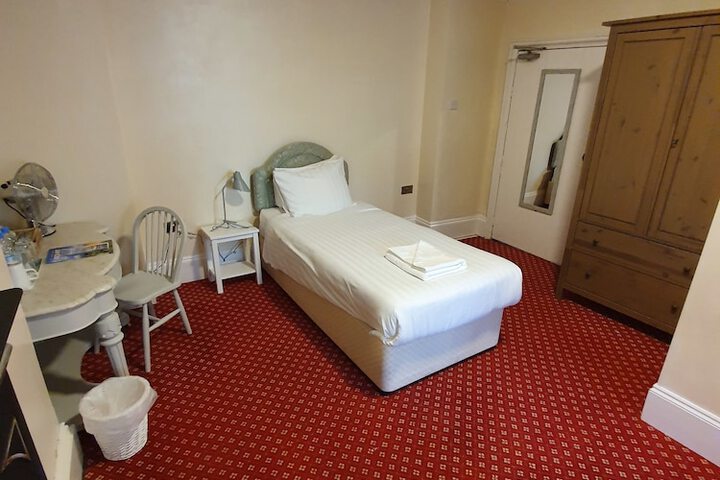 Room 8 of 93