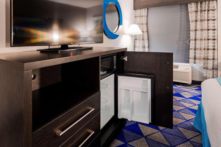 1 King Bed Microwave and Refrigerator WiFi Shower Only Full Breakfast (2 of 11)