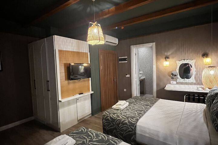 Room 16 of 76