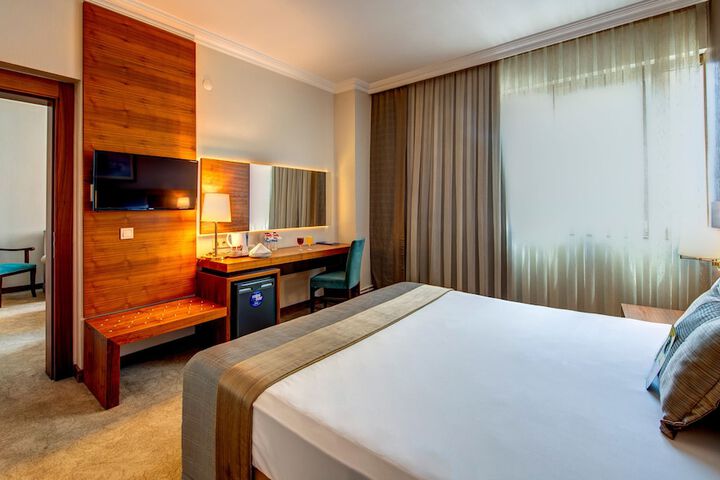 Room 16 of 80
