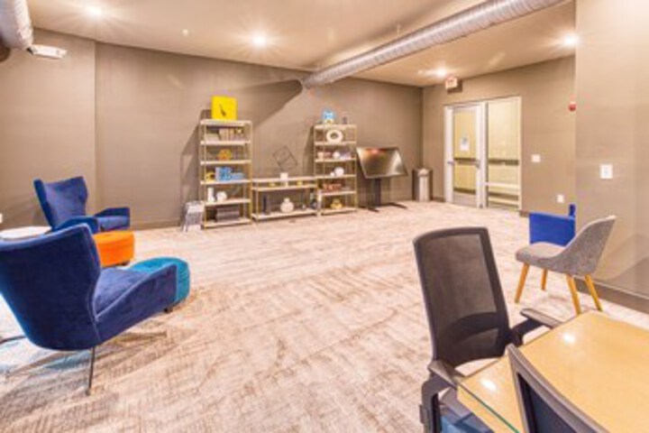 Lounge 157 of 283