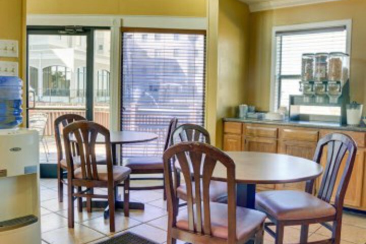  Econo Lodge Inn & Suites Hot Springs 2